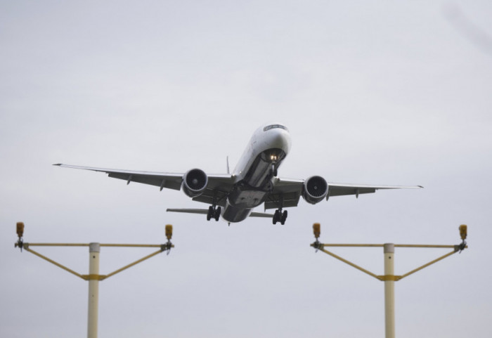 (VIDEO) Povređeno 19 ljudi u prevrtanju aviona na aerodromu u Torontu: Prevezeni u bolnicu, istraga u toku