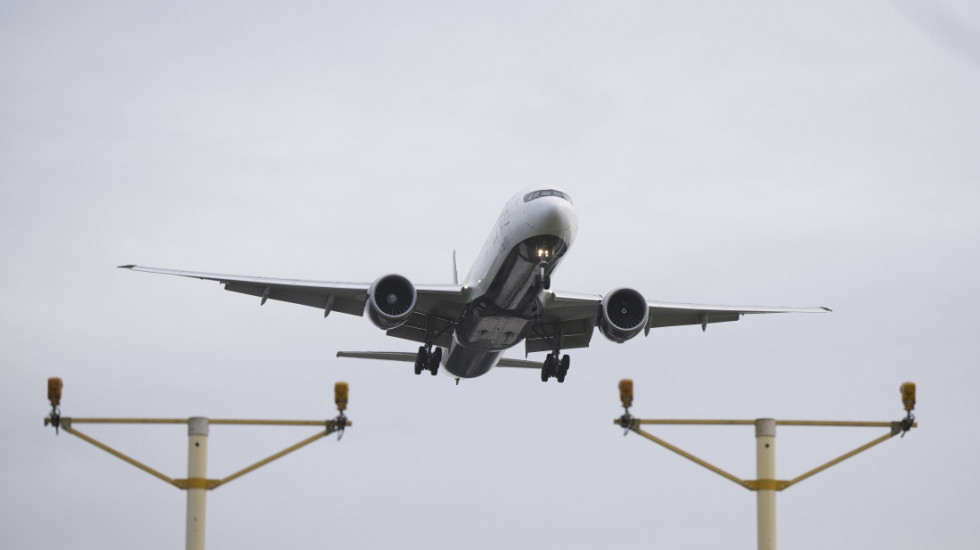 (VIDEO) Povređeno 19 ljudi u prevrtanju aviona na aerodromu u Torontu: Prevezeni u bolnicu, istraga u toku