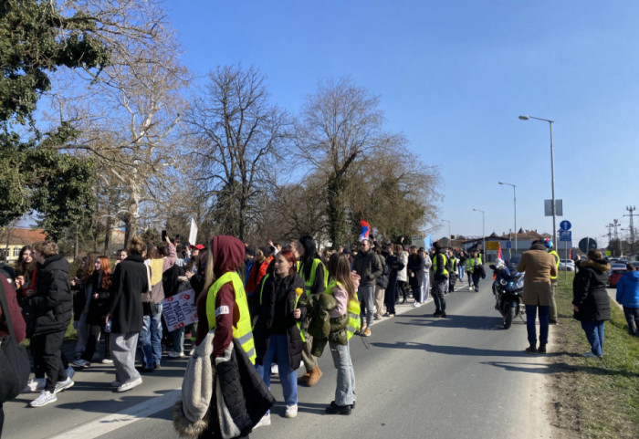 (FOTO/VIDEO) Novosadski srednjoškolci šetali do Futoga, podržali drugare iz Poljoprivredne škole u blokadi nastave