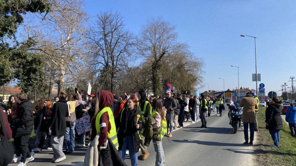 (FOTO/VIDEO) Novosadski srednjoškolci šetali do Futoga, podržali drugare iz Poljoprivredne škole u blokadi nastave