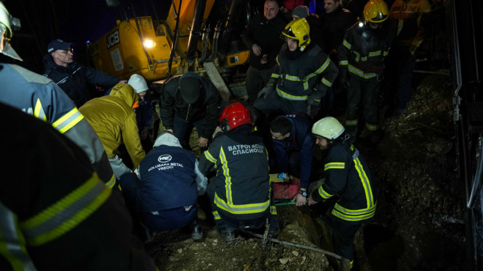 (FOTO/VIDEO) Izvučen i četvrti muškarac koji je bio osam sati zatrpan zemljom kod Lazarevca, prebačen u bolnicu