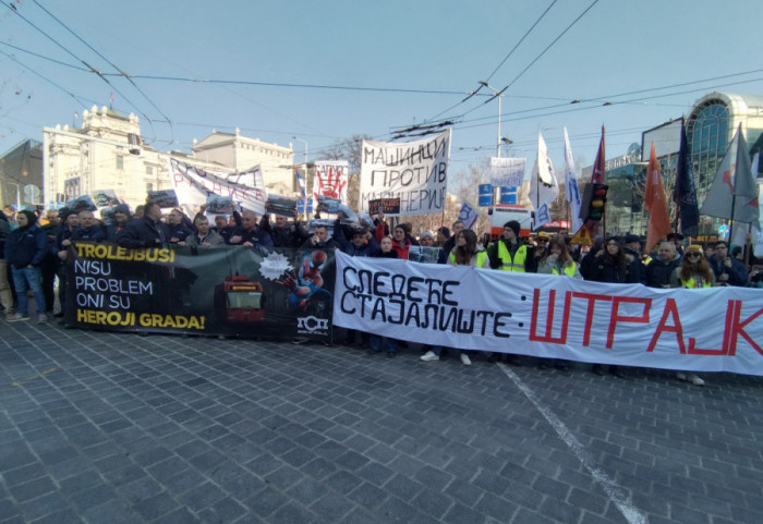 (FOTO/VIDEO) Zaposleni u GSP blokirali Trg republike: Traže ispunjenje tri zahteva, studenti došli da ih podrže