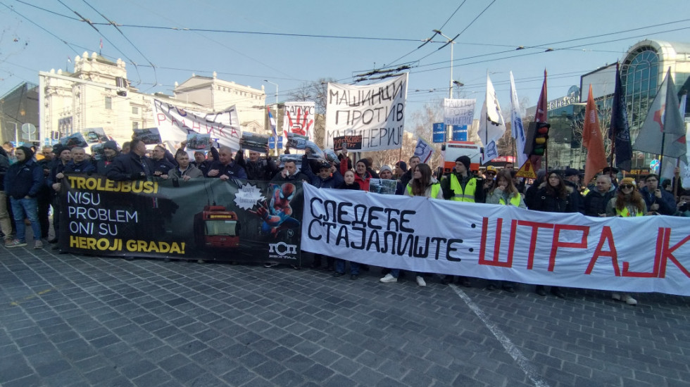 (FOTO/VIDEO) Zaposleni u GSP blokirali Trg republike: Traže ispunjenje tri zahteva, studenti došli da ih podrže