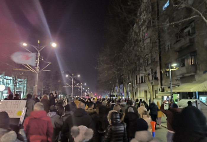 (FOTO/VIDEO) "Ustala je Ustanička": Kolona građana u protestnoj šetnji do Vukovog spomenika