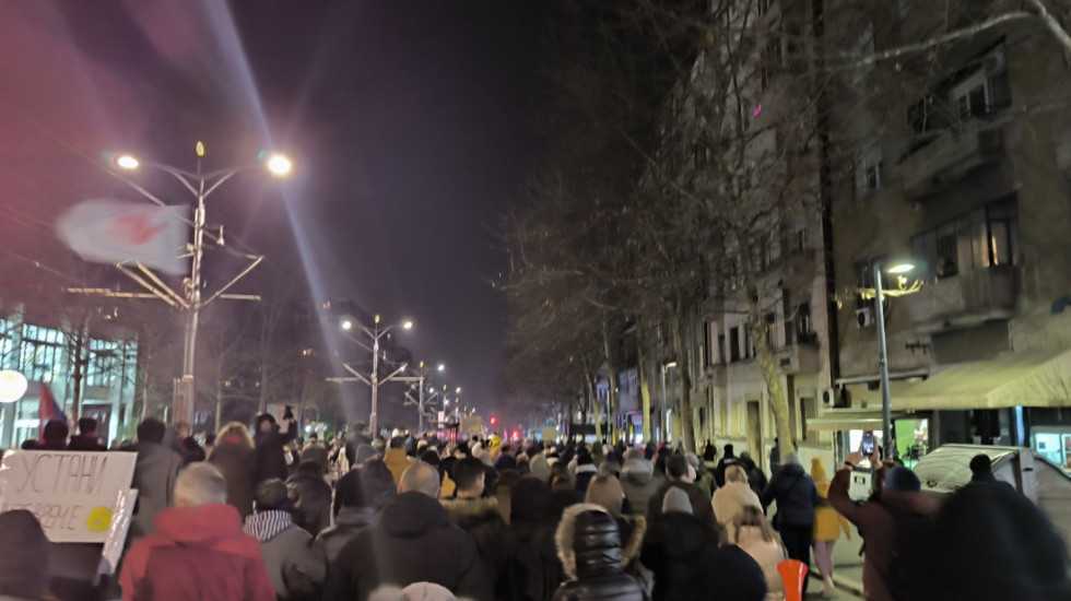 (FOTO/VIDEO) "Sretnimo se kod Vuka": Beograđani se okupili kod Vukovog spomenika, odali poštu stradalima u Novom Sadu