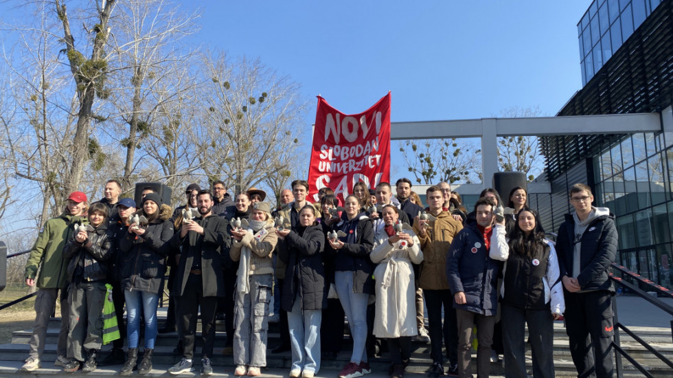 (FOTO/VIDEO) U više gradova održane blokade saobraćajnica i 15 minuta tišine za žrtve pada nadstrešnice