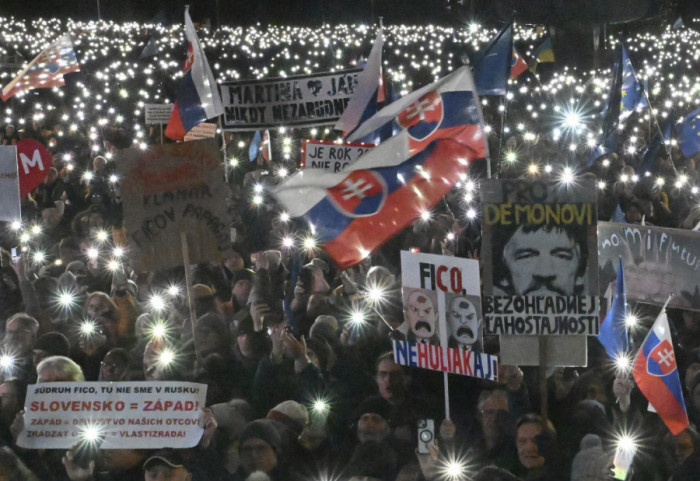 (FOTO) "Slovačka je Evropa": Desetine hiljada na ulicama Bratislave, pozivaju premijera Fica da podnese ostavku