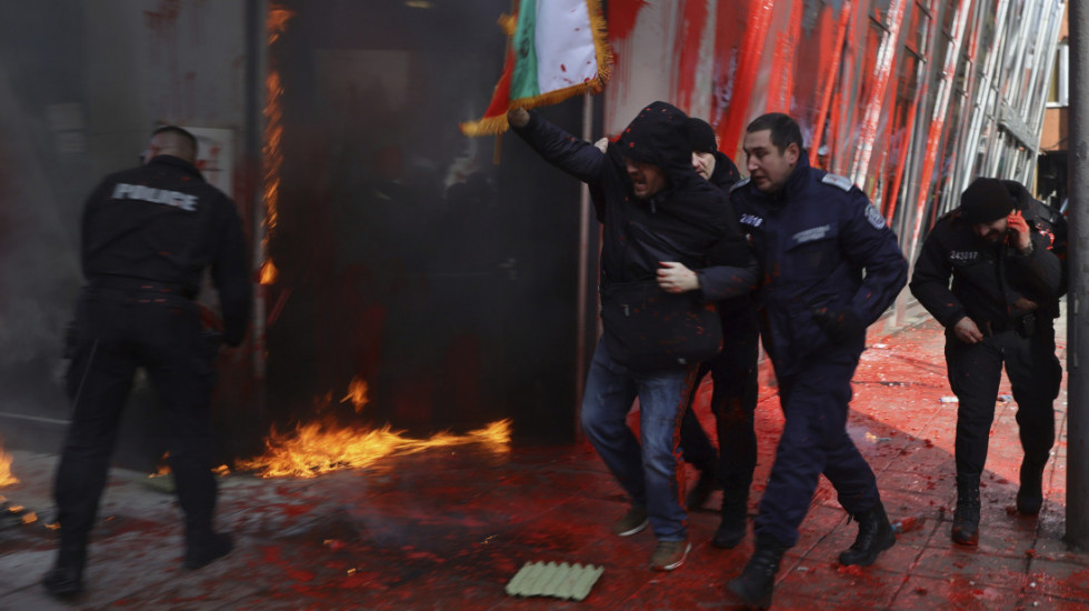 (FOTO) Neredi u Bugarskoj: Policija se sukobila sa demonstrantima koji su protiv uvođenja evra