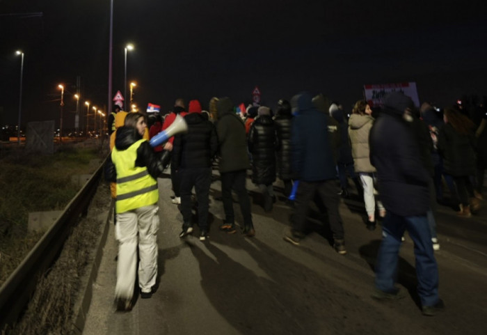 (VIDEO) Građani blokiraju Pančevački most na sat vremena, u toku 15 minuta tišine