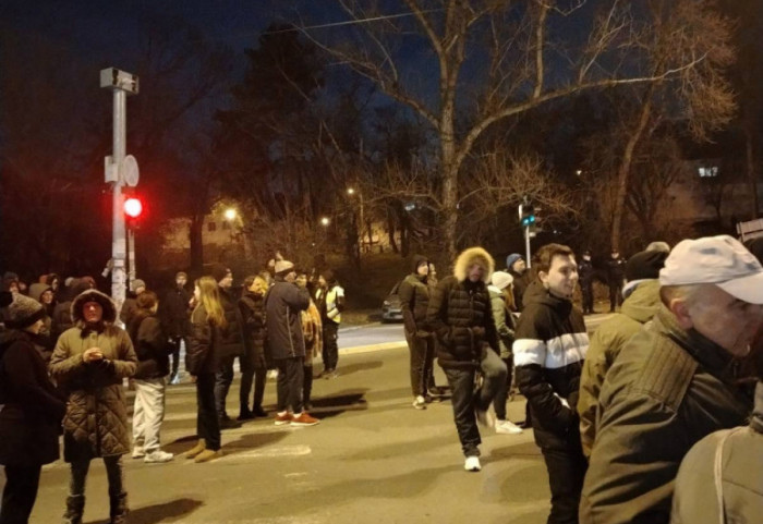 (FOTO) "Čukarica uz studente": Protestna šetnja podrške u Železniku, sugrađani pripremili hranu i piće za okupljene