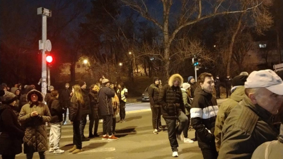 (FOTO) "Čukarica uz studente": Protestna šetnja podrške u Železniku, sugrađani pripremili hranu i piće za okupljene