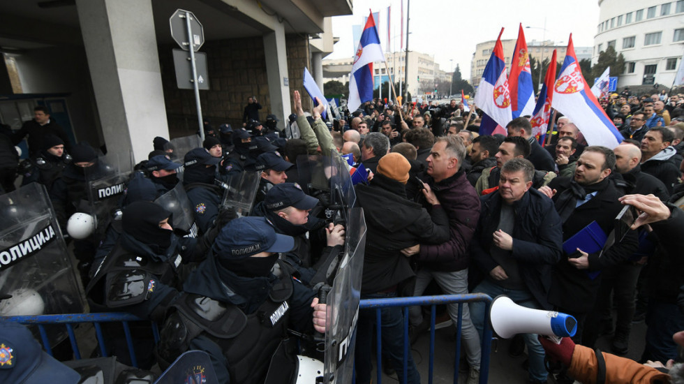 (FOTO/VIDEO) Žarko Mićin gradonačelnik Novog Sada: Ispred Skupštine neredi, građani gađali policiju jajima i brašnom