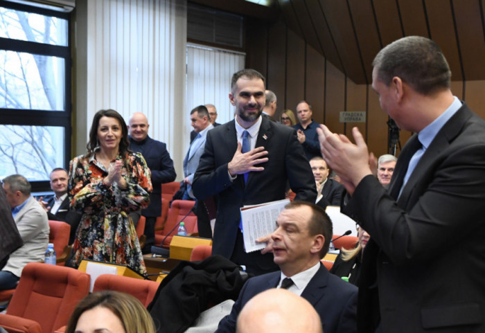 (FOTO/VIDEO) Žarko Mićin gradonačelnik Novog Sada: Ispred Skupštine neredi, građani gađali policiju jajima i brašnom