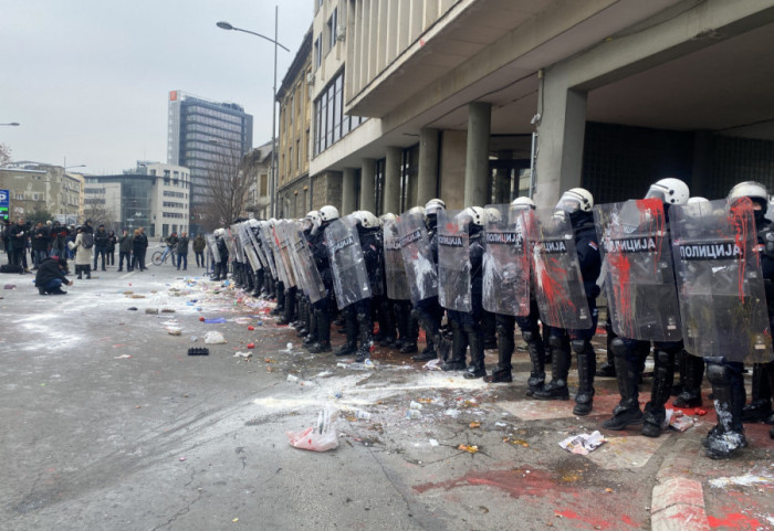 Povređeno pet policajaca u Novom Sadu: "Netačno je da smo sprečili odbornike da uđu u Skupštinu"