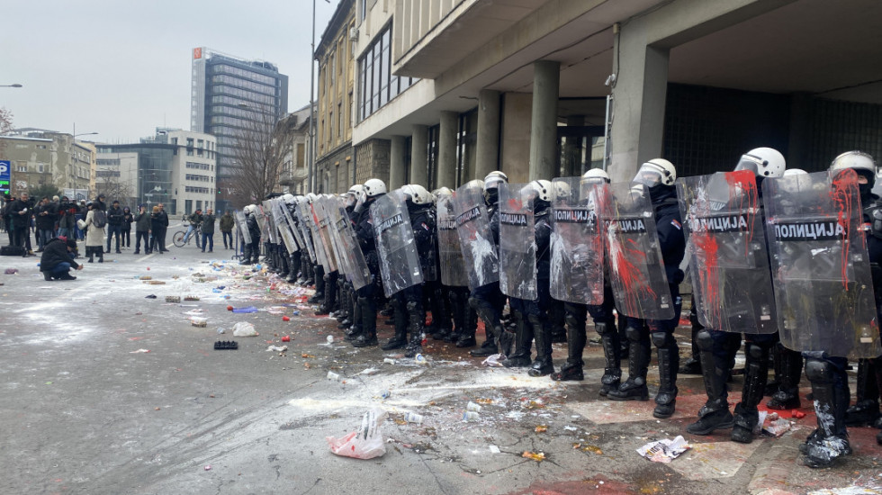 Povređeno pet policajaca u Novom Sadu: "Netačno je da smo sprečili odbornike da uđu u Skupštinu"