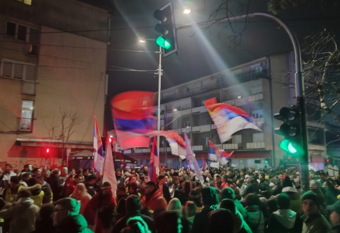 (FOTO/VIDEO) Studenti iz Čačka stigli u Kraljevo, dočekani uz ovacije, aplauze i posluženje