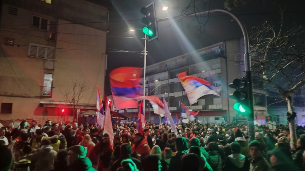 (FOTO/VIDEO) Studenti iz Čačka stigli u Kraljevo, dočekani uz ovacije, aplauze i posluženje