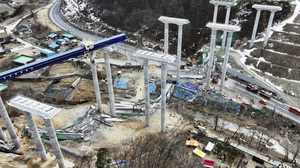 (FOTO) Urušio se most u Južnoj Koreji, četiri osobe poginule, šestoro povređeno