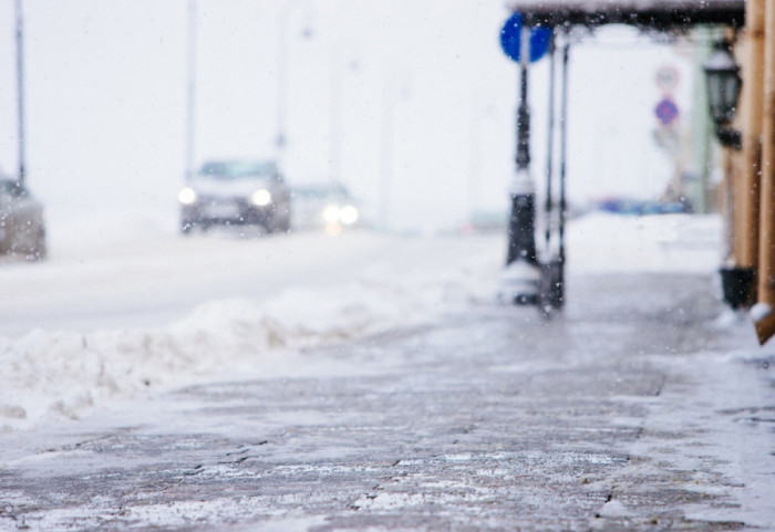 Sneg pao širom Hrvatske, automobili zaglavljeni u nanosima kod Splita i Klisa