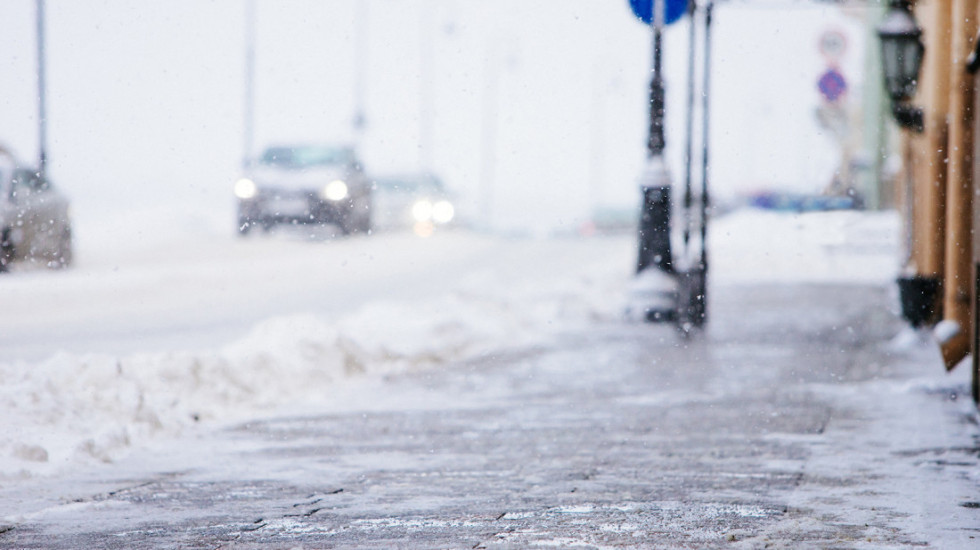 Sneg pao širom Hrvatske, automobili zaglavljeni u nanosima kod Splita i Klisa