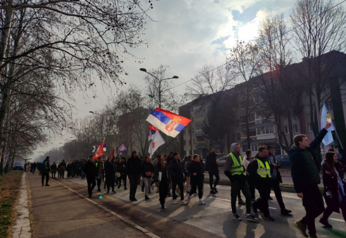 (FOTO/VIDEO) Studenti i maturanti iz više gradova pešače ka Nišu, novosadski profesori trče maraton do Beograda