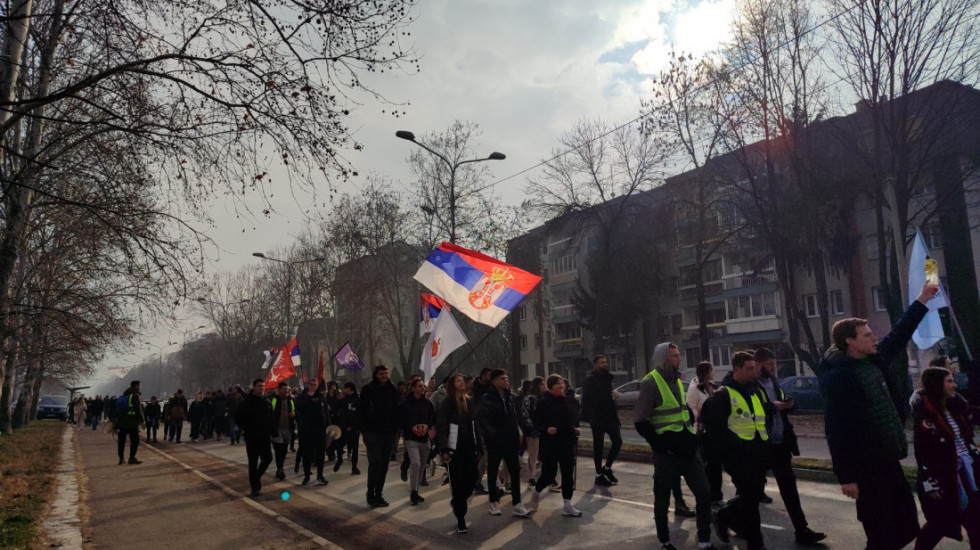 (FOTO/VIDEO) Studenti i maturanti iz više gradova pešače ka Nišu, novosadski profesori trče maraton do Beograda