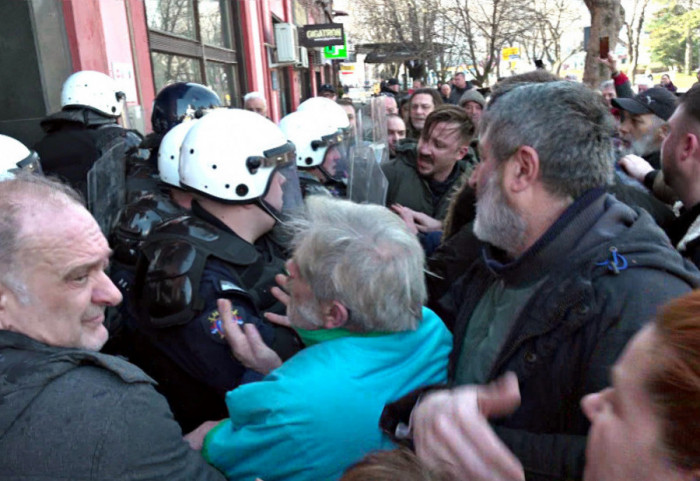 (FOTO/VIDEO) Opozicija i građani blokirali rad skupštine Zaječara, fizički se obračunali s policijom, sednica odložena