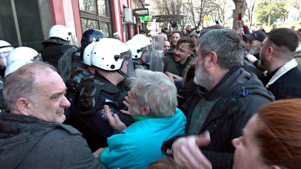 (FOTO/VIDEO) Policija sprečila opoziciju i građane da uđu u Skupštinu Zaječara i blokiraju sednicu, bačen i suzavac