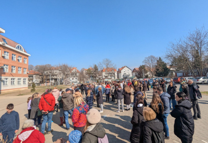 (FOTO) Roditelji podržali totalni štrajk nastavnika OŠ "Mihajlo Pupin", direktor škole tvrdi da na njih ne vrši pritisak