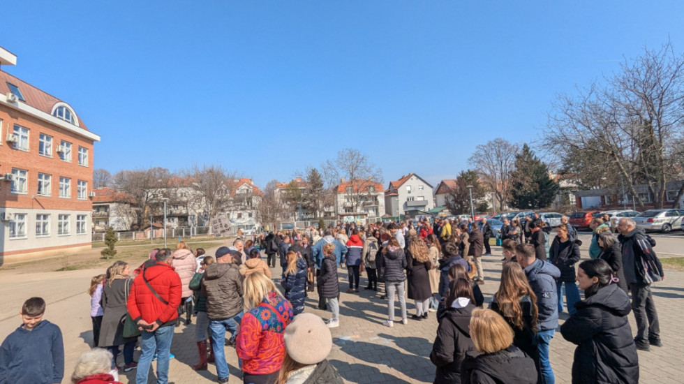 (FOTO) Roditelji podržali totalni štrajk nastavnika OŠ "Mihajlo Pupin", direktor škole tvrdi da na njih ne vrši pritisak