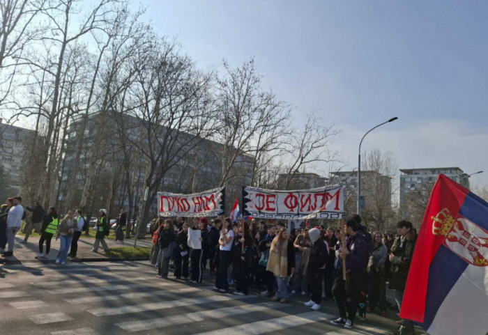 (FOTO) Đaci više novobeogradskih i zemunskih škola krenuli ka Ministarstvu prosvete da pruže podršku protestu prosvetara