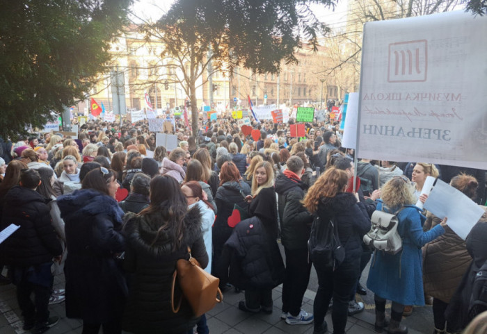 (FOTO/VIDEO) Protest učitelja, nastavnika i profesora ispred Ministarstva prosvete: "Vi ste odgovorni! Od vas zavisi"