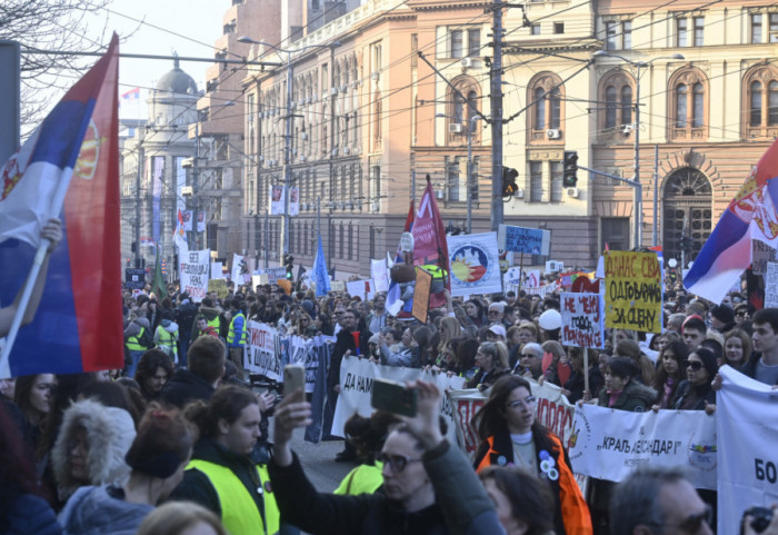 (FOTO/VIDEO) "Vi ste odgovorni! Od vas zavisi": Protest prosvetara ispred Ministarstva, stigli i maratonci