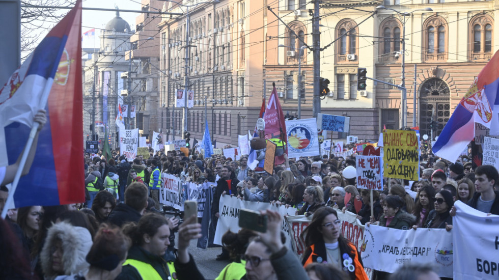 (FOTO/VIDEO) "Vi ste odgovorni! Od vas zavisi": Protest prosvetara ispred Ministarstva, stigli i maratonci