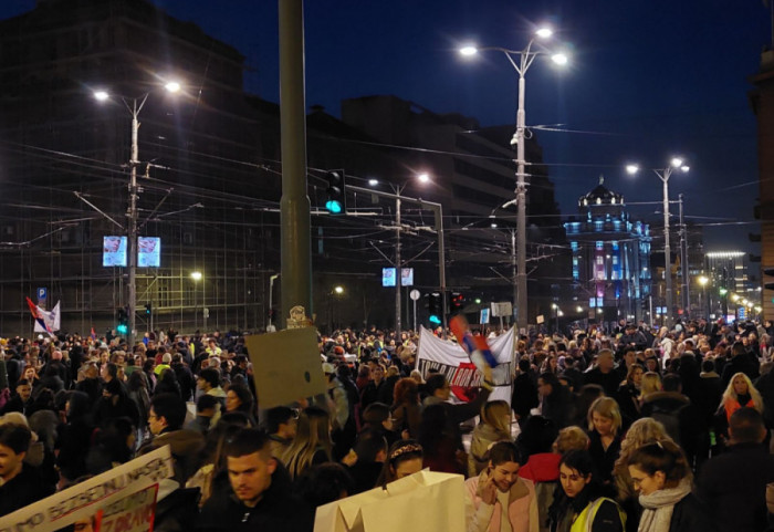 (FOTO/VIDEO) "Vi ste odgovorni! Od vas zavisi": Protest prosvetara ispred Ministarstva, održano 15 minuta tišine