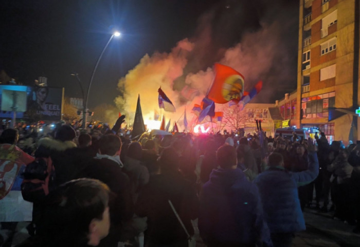 (FOTO) Studenti iz Čačka, Užica i Kraljeva koji idu pešice u Niš stigli u Trstenik: Dočekani uz ovacije i baklje