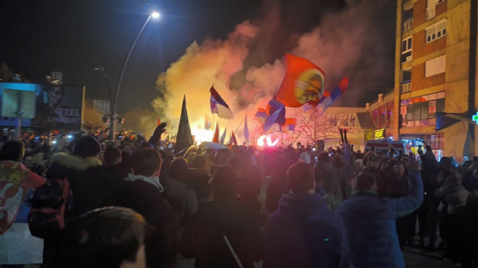 (FOTO) Studenti iz Čačka, Užica i Kraljeva koji idu pešice u Niš stigli u Trstenik: Dočekani uz ovacije i baklje