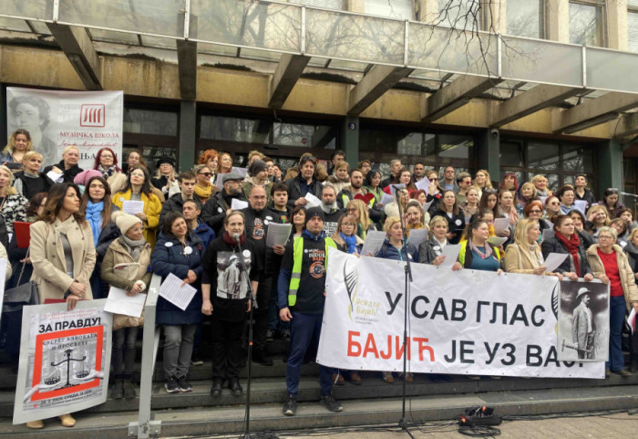 (FOTO/VIDEO) Advokati protestovali ispred Osnovnog suda u Novom Sadu, skup završen šetnjom do Pravnog fakulteta