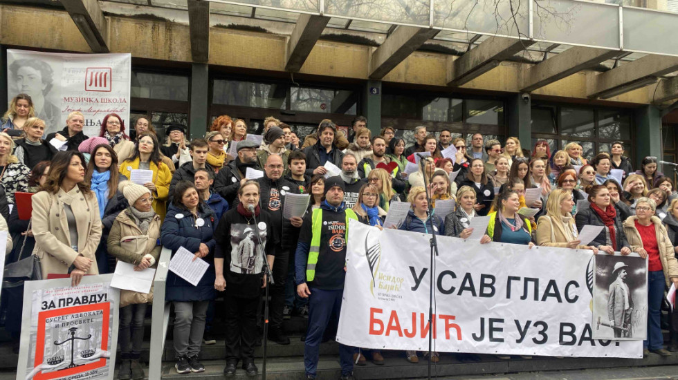 (FOTO/VIDEO) Advokati protestovali ispred Osnovnog suda u Novom Sadu, skup završen šetnjom do Pravnog fakulteta