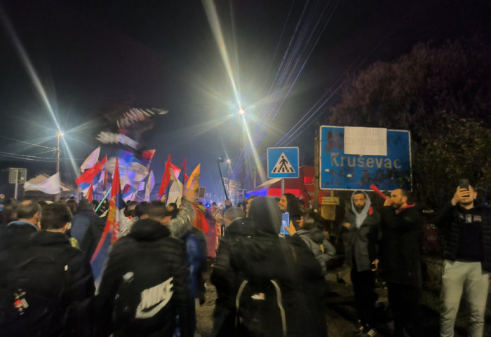 (FOTO) Studenti i maturanti koji pešice idu do Niša stigli u Kruševac: Dočekani uz vatromet, baklje i posluženje