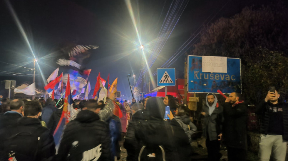 (FOTO) Studenti i maturanti koji pešice idu do Niša stigli u Kruševac: Dočekani uz vatromet, baklje i posluženje