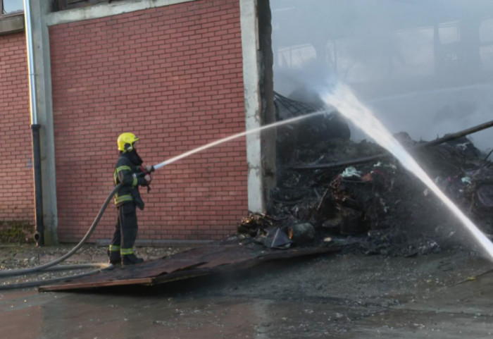 (FOTO/VIDEO) Lokalizovan požar u Novom Sadu, ispitaće se kvalitet vazduha