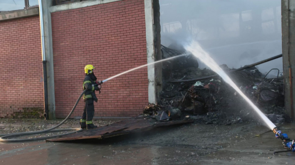 (FOTO/VIDEO) Lokalizovan požar u Novom Sadu, ispitaće se kvalitet vazduha