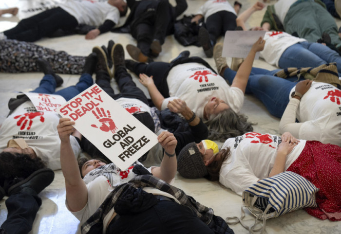 (FOTO) Protest otpuštenih radnika USAID i aktivista za borbu protiv HIV, uhapšeno oko 20 osoba