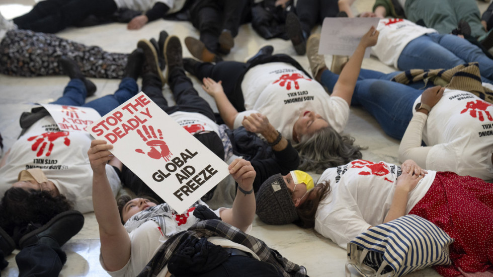 (FOTO) Protest otpuštenih radnika USAID i aktivista za borbu protiv HIV, uhapšeno oko 20 osoba