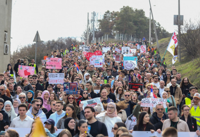 (FOTO) Protest "Pohitajte u Pazar": Studenti i građani u tročasovnoj blokadi magistralnog puta Novi Pazar – Raška