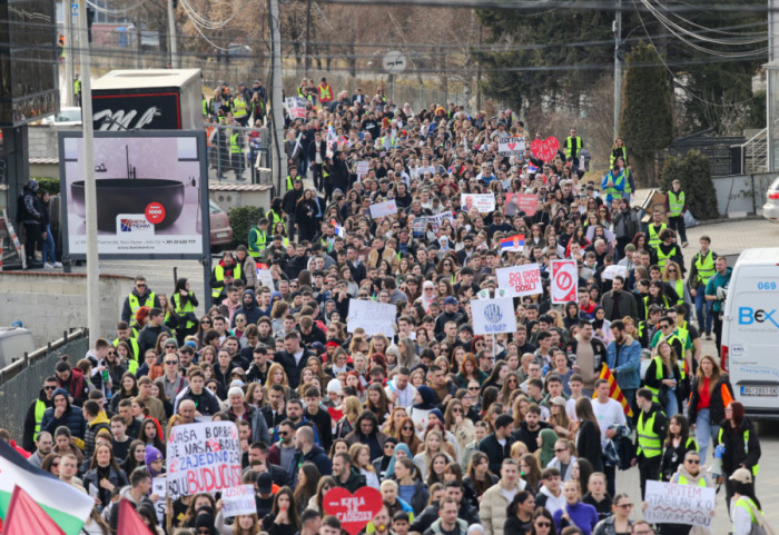 (FOTO) Protest "Pohitajte u Pazar": Studenti i građani blokirali magistralni put na tri sata, vratili se do univerziteta