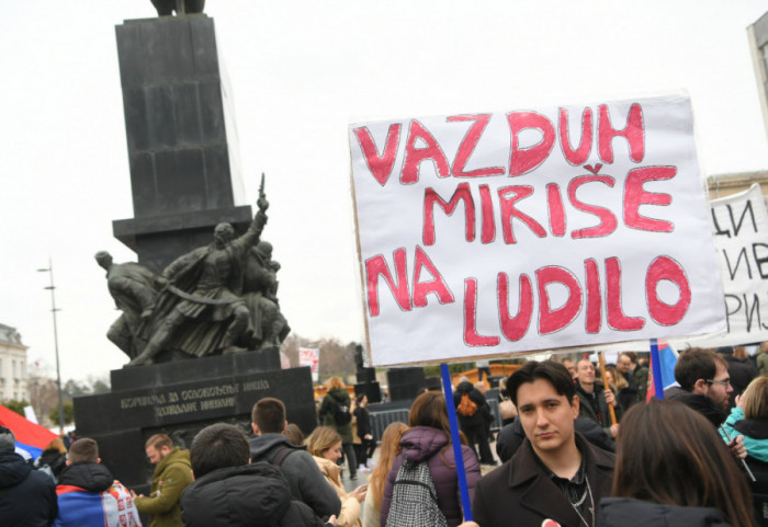 (FOTO/VIDEO) "Svi u Parizu, mi u Nišu": Veliki broj građana i studenata na centralnom trgu, najavljen protest u Beogradu