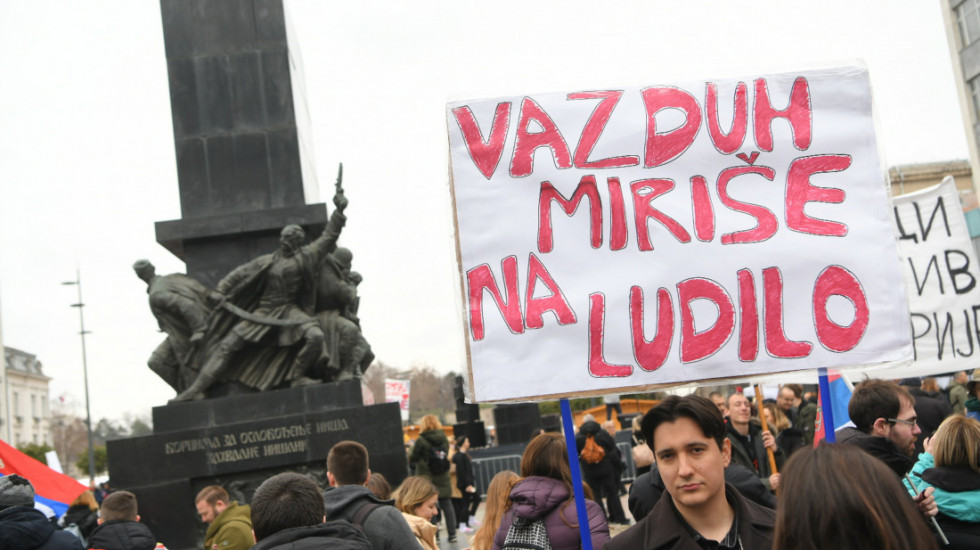 (FOTO/VIDEO) "Svi u Parizu, mi u Nišu": Veliki broj građana i studenata na centralnom trgu, najavljen protest u Beogradu