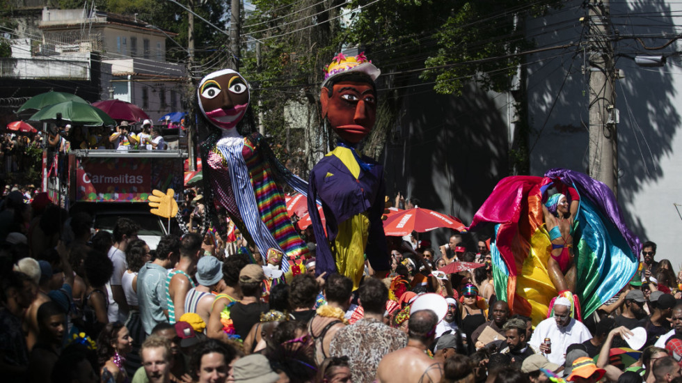 (FOTO) Počeo karneval u Riju: Pet dana zabave uz vatrene plesačice i zvuke sambe